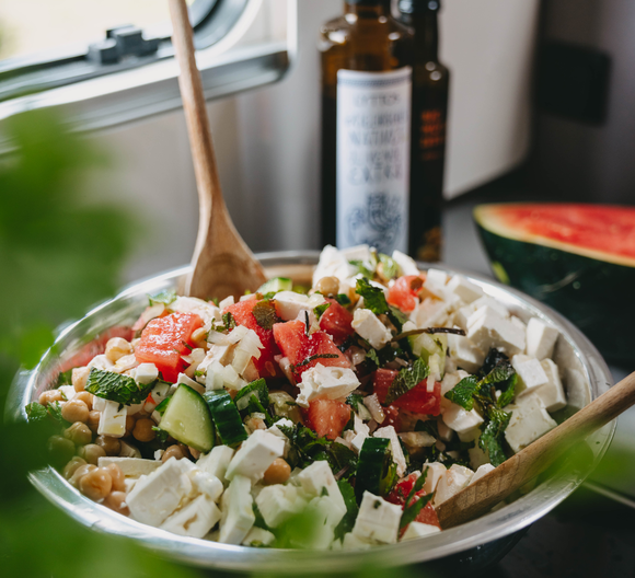 Fresh salad in the kitchen of an Etrusco semi-integrated motorhome on a Ford base – ideal for camping.